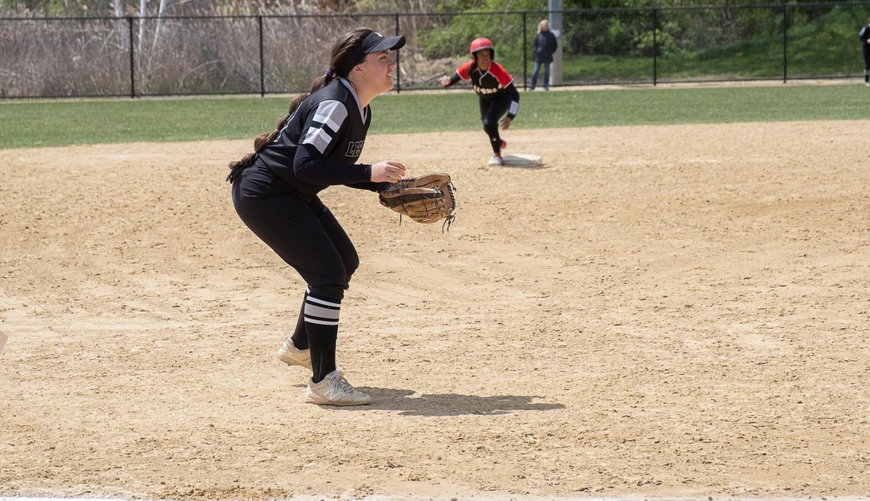 Lyons down the Lynx in midweek doubleheader
