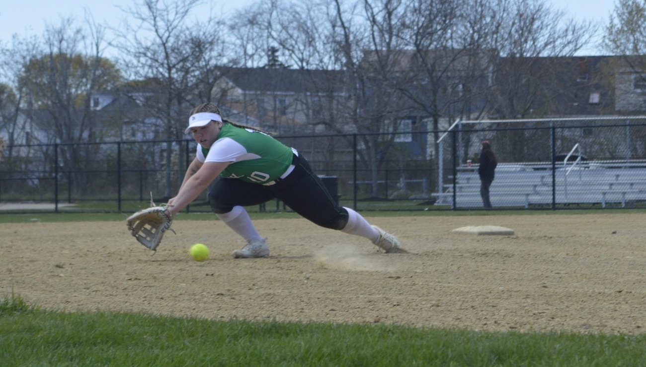 Softball Sweep Hornets in Last Home Game