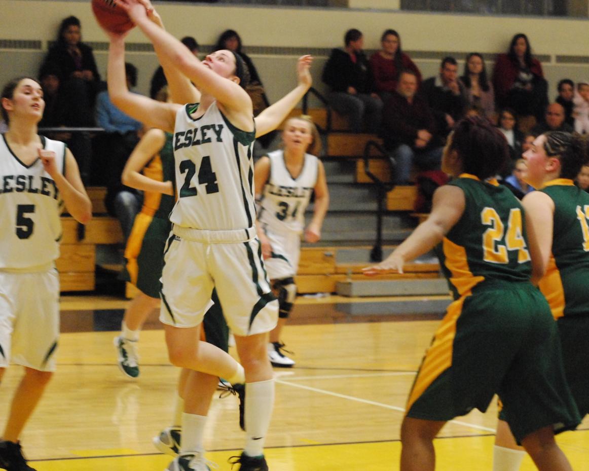Seniors lead way as Lynx keep hold of first place