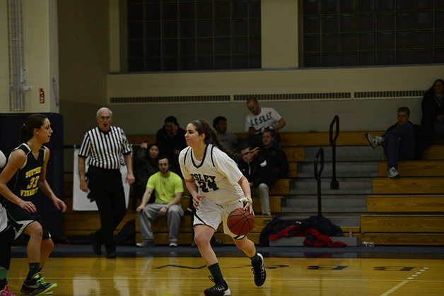 Wildcats Claw Past Women's Basketball