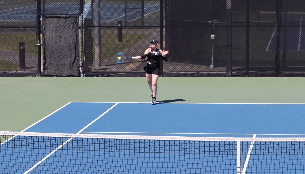 UNE Storms Past Women's Tennis, 4-3